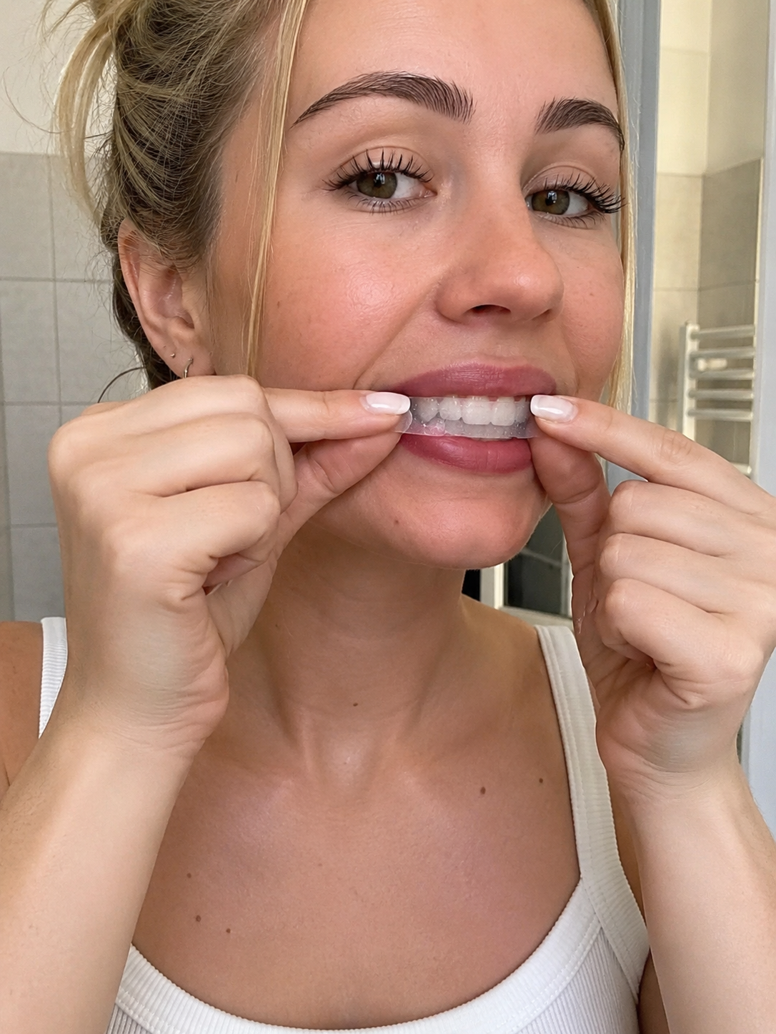 Frau trägt BLANQ Whitening Strip auf